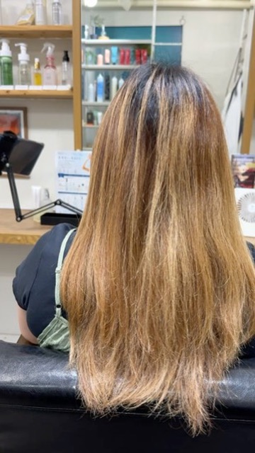 ハイライト履歴があるロングヘアの縮毛矯正前の状態