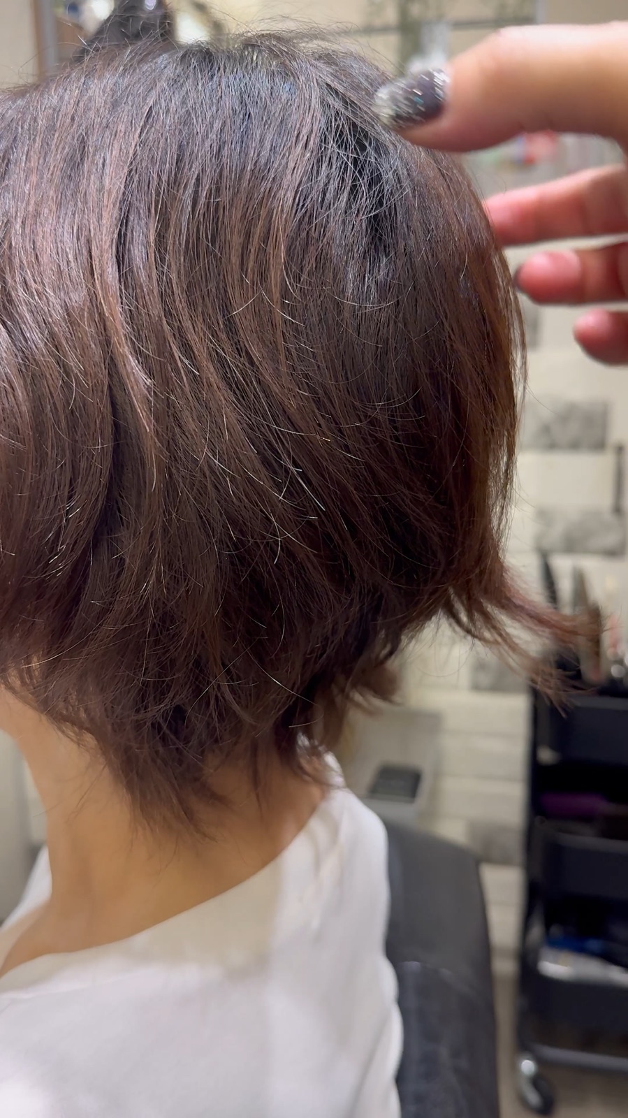 施術前。ショートヘア表面の細かいうねりと広がりが出ている写真