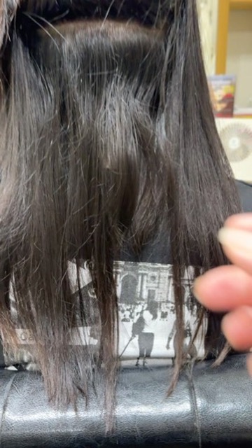 内側のクセと毛先の状態を確認している写真
