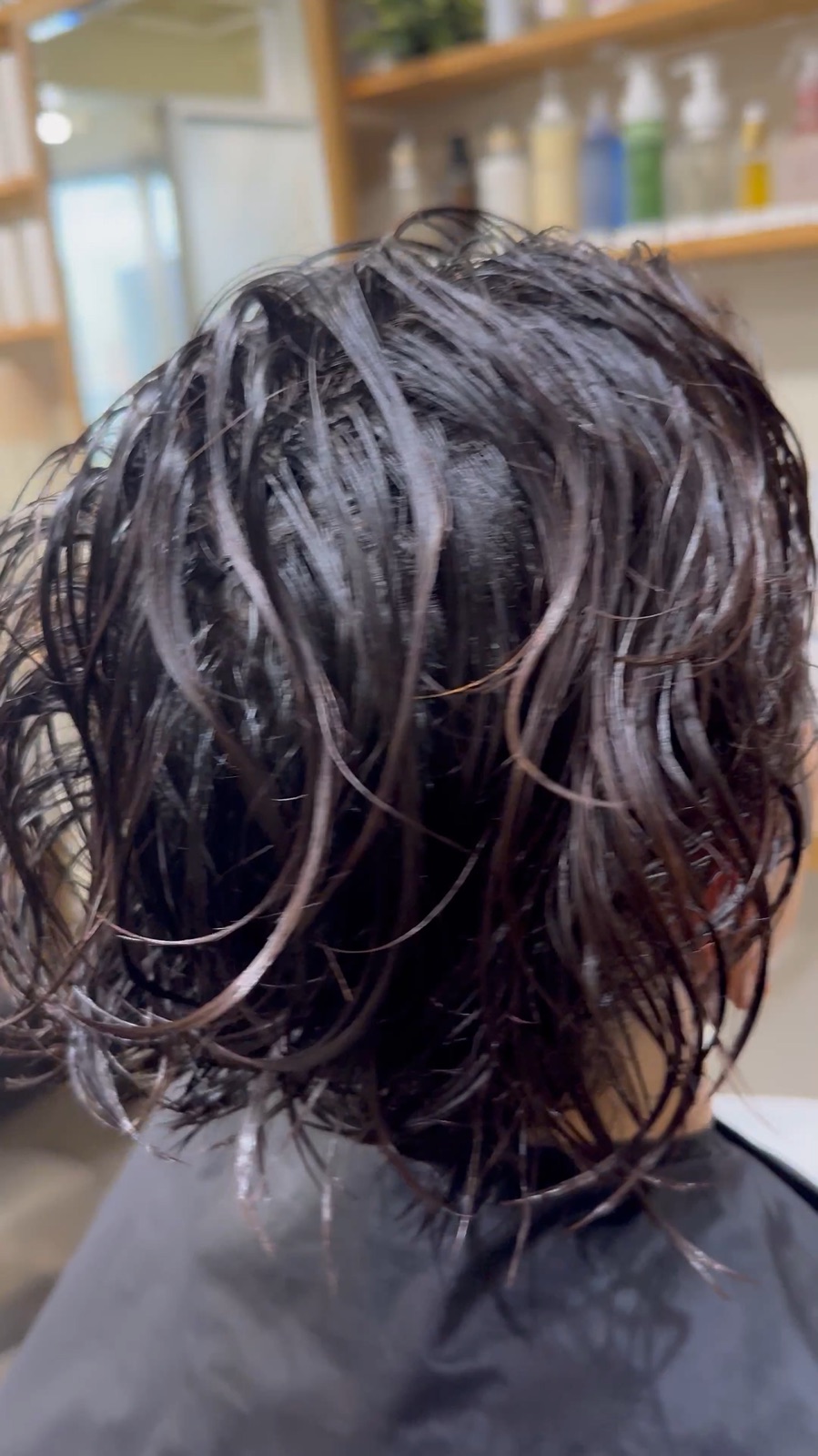 濡らした状態でショートヘアのクセと髪の動きを確認している写真