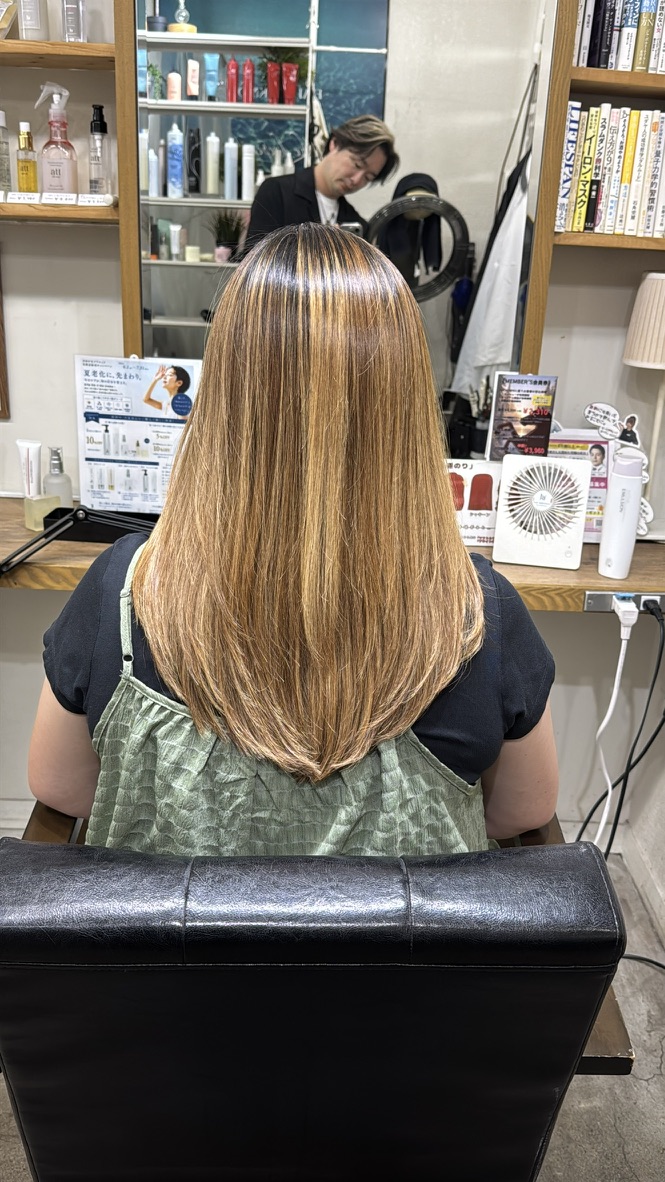 ハイライト履歴のあるロングヘアを自然に整えた仕上がり