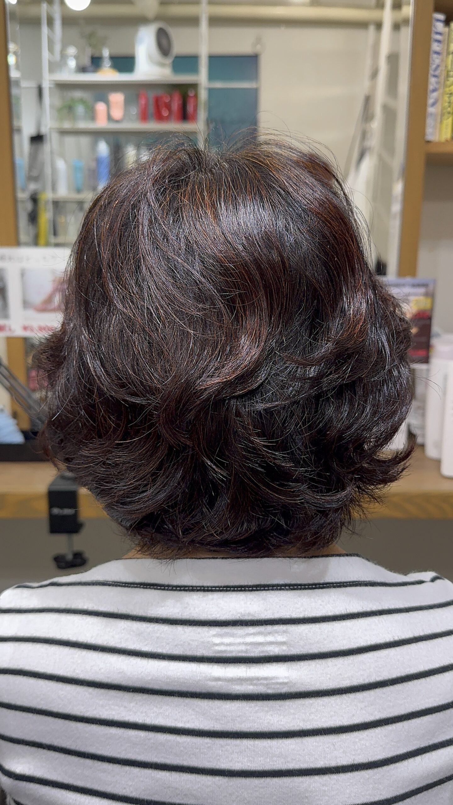 パーマ後に扱いにくくなった髪の後ろ姿 Before