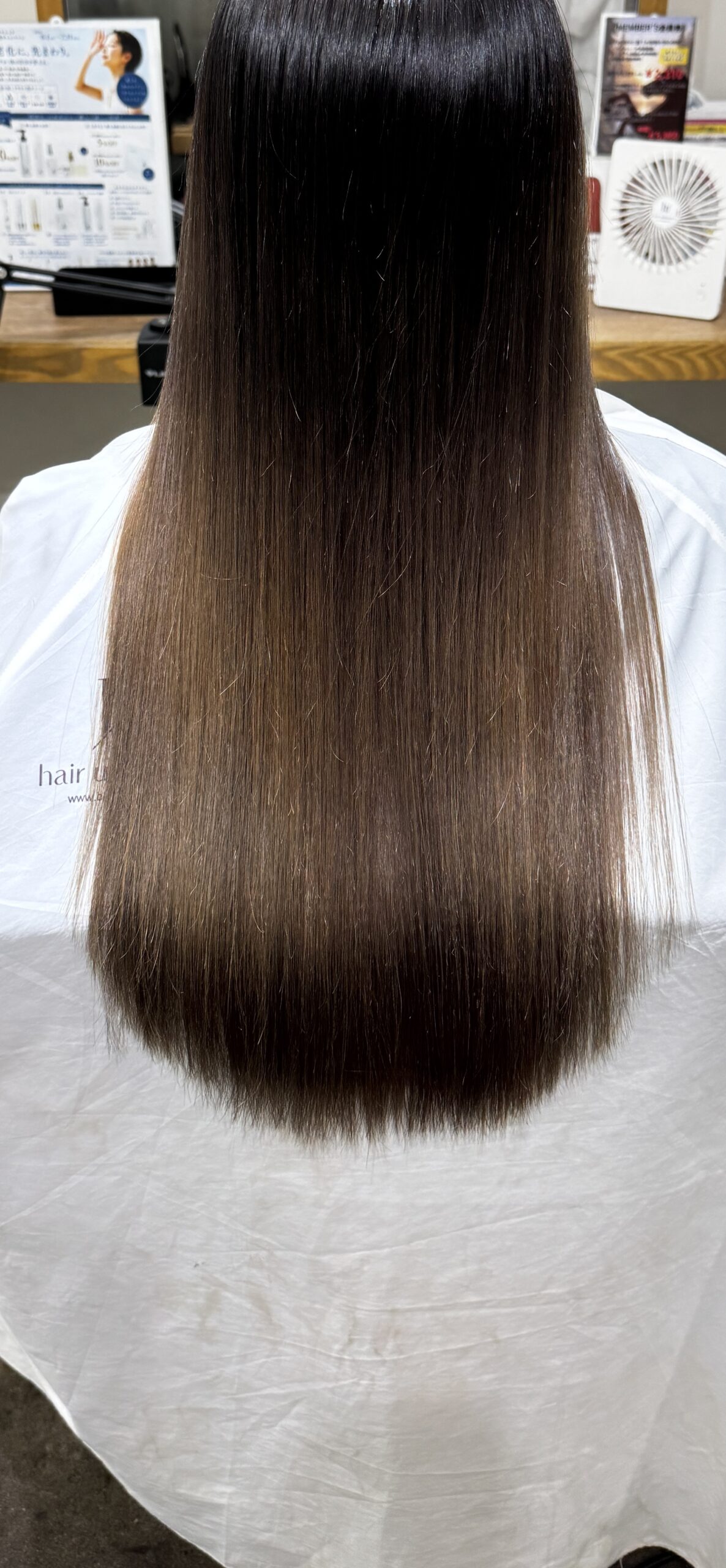 ブリーチ3回履歴のロングヘアを縮毛矯正後に乾かしただけで面と艶が整った状態