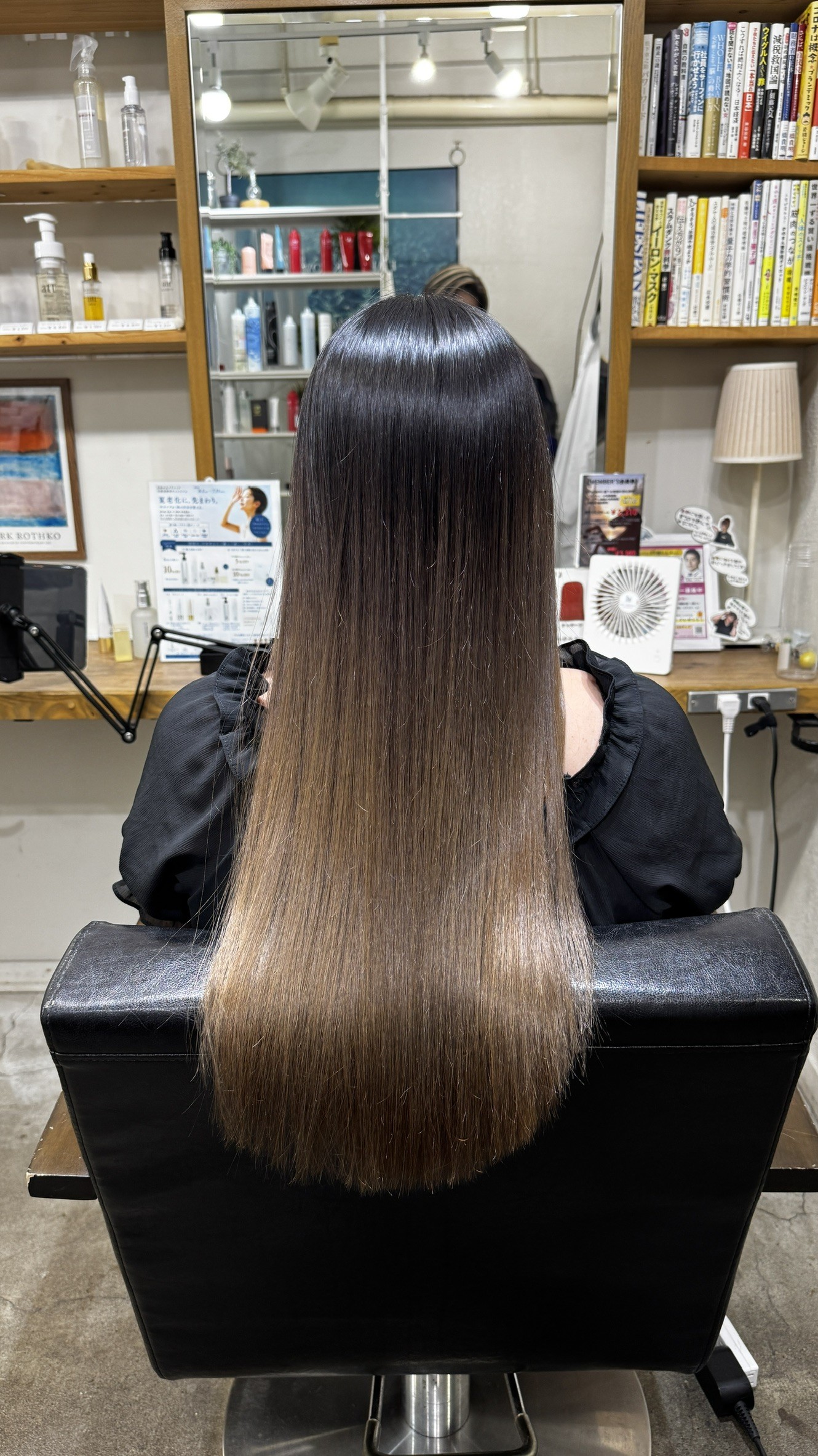 ブリーチ3回履歴のロングヘアを極み縮毛矯正で艶とまとまりが分かる後ろ姿の仕上がり