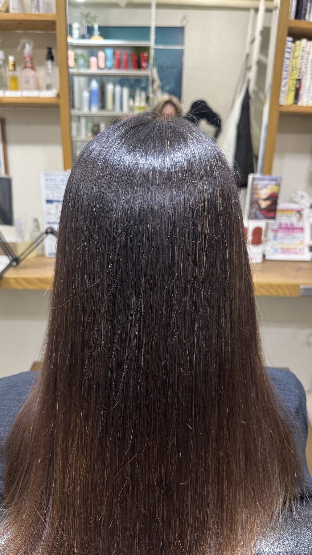 縮毛矯正履歴があり表面にパヤつきが出ているロングヘアの施術前