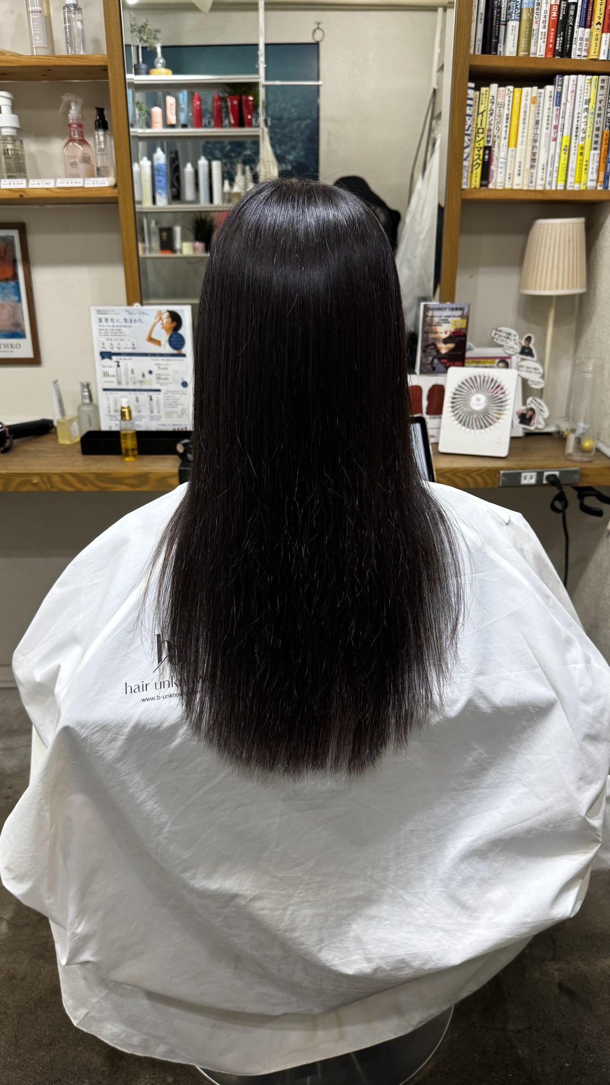 縮毛矯正後に乾かしただけで黒髪ロングの面と艶が整った状態