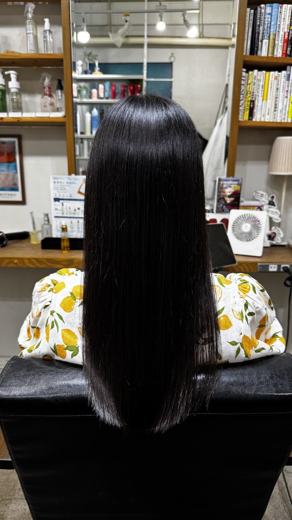 細く柔らかい黒髪ロングを縮毛矯正で自然な艶髪に整えた仕上がり