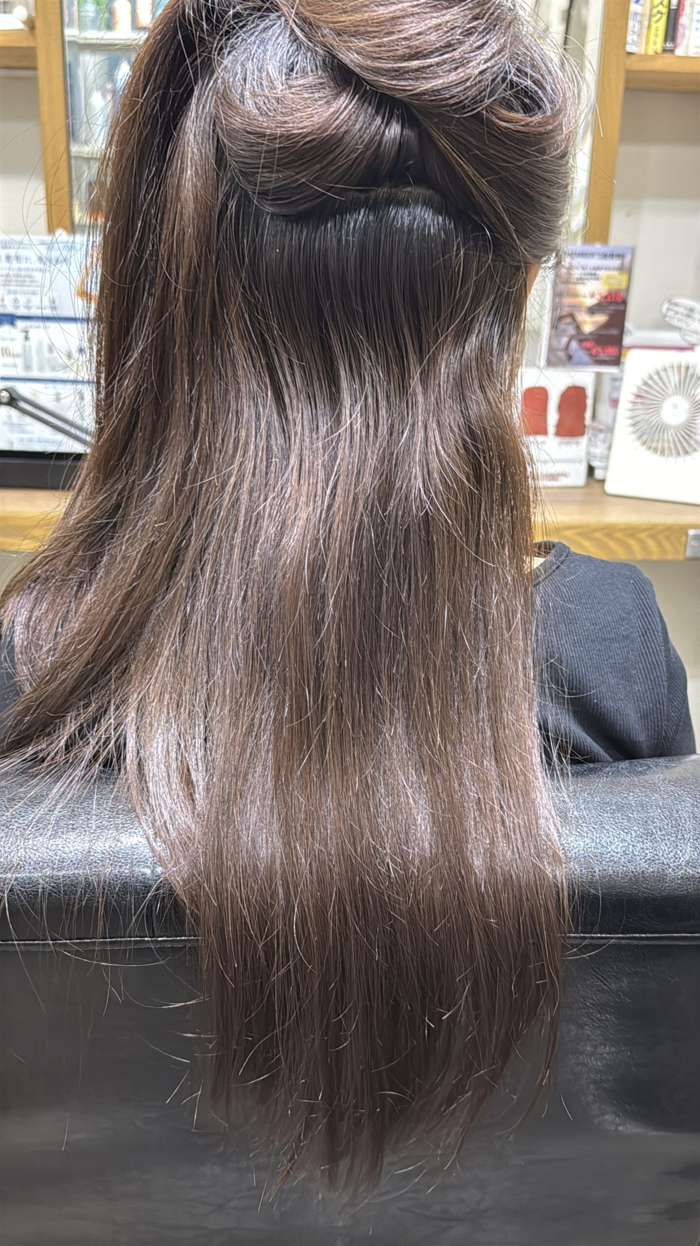 ロングヘアの内側に短い毛とパヤパヤが出ている施術前の状態