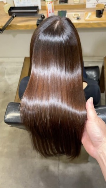 髪質改善後にまとまらなかったロングヘアを縮毛矯正で艶のある状態に整えた仕上がり