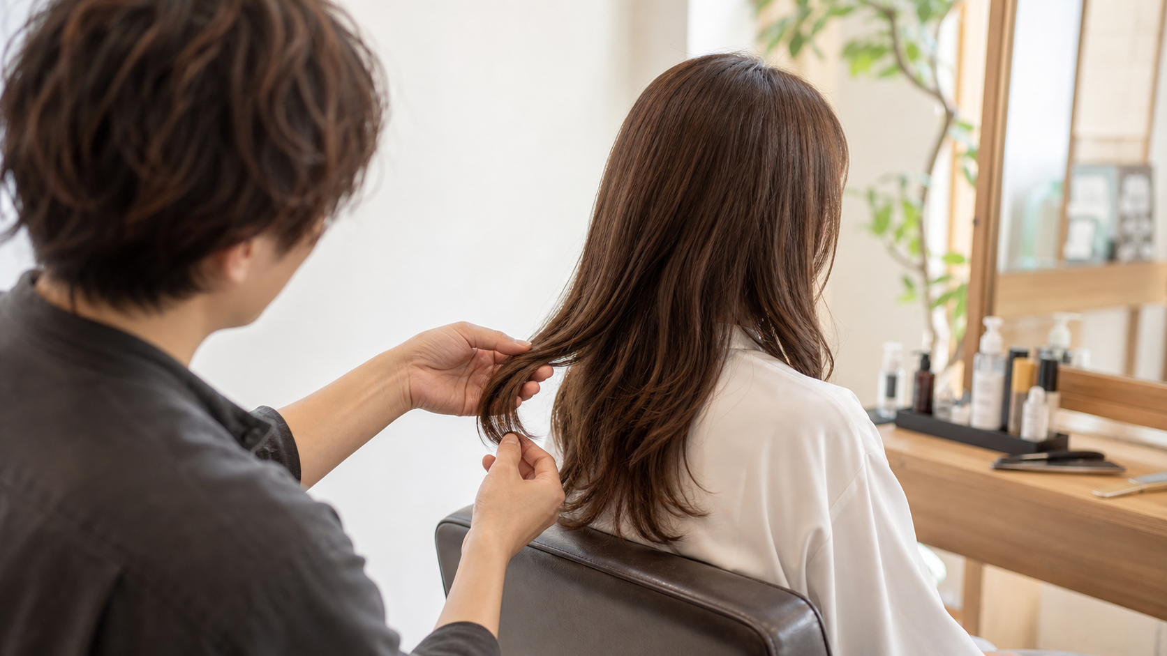 亀戸の美容室HairUnknownで髪の状態を見ながら施術判断を相談している様子