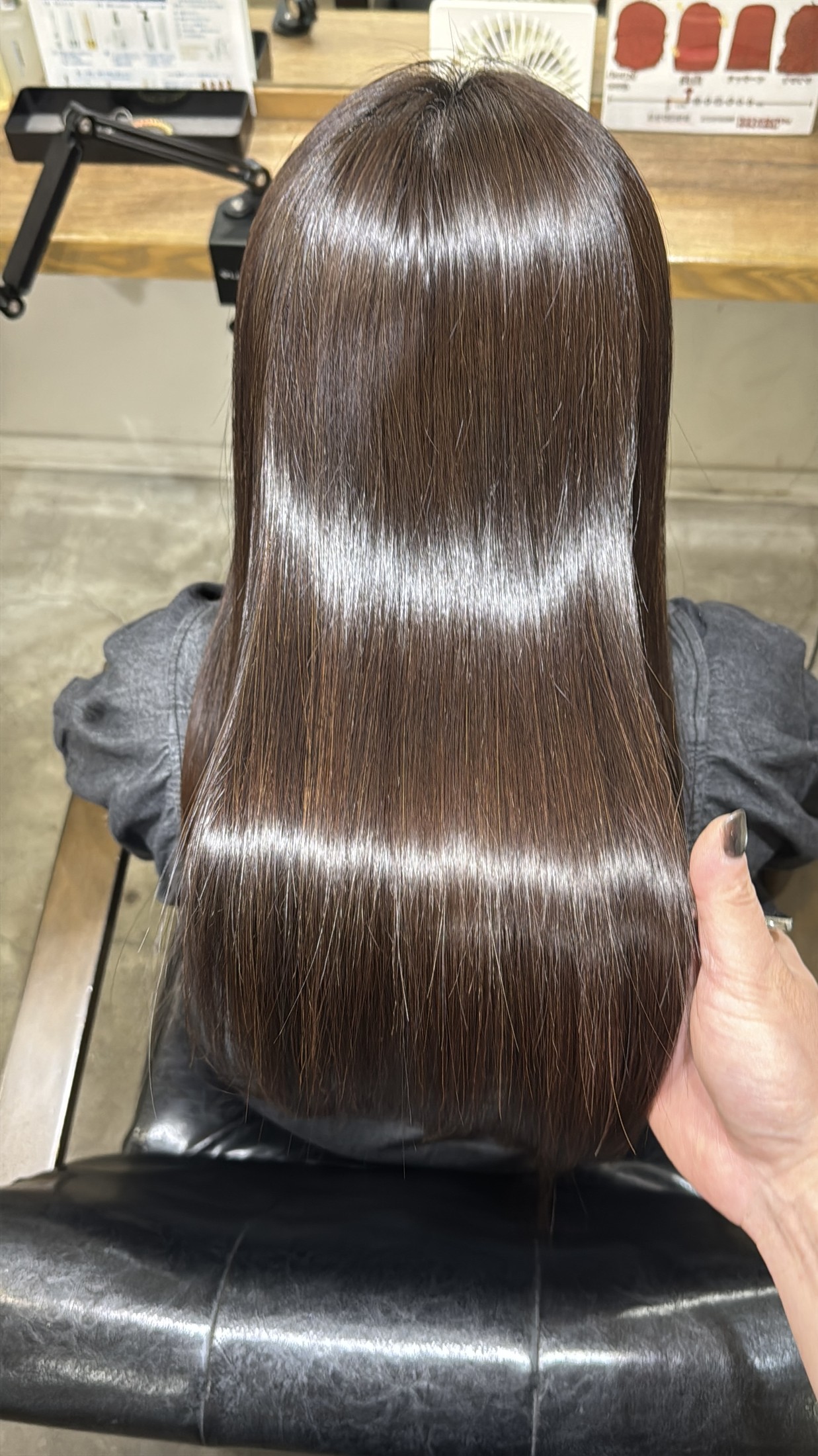 半年ぶりの縮毛矯正メンテナンス後に大人女性のロングヘアの艶が出た仕上がり