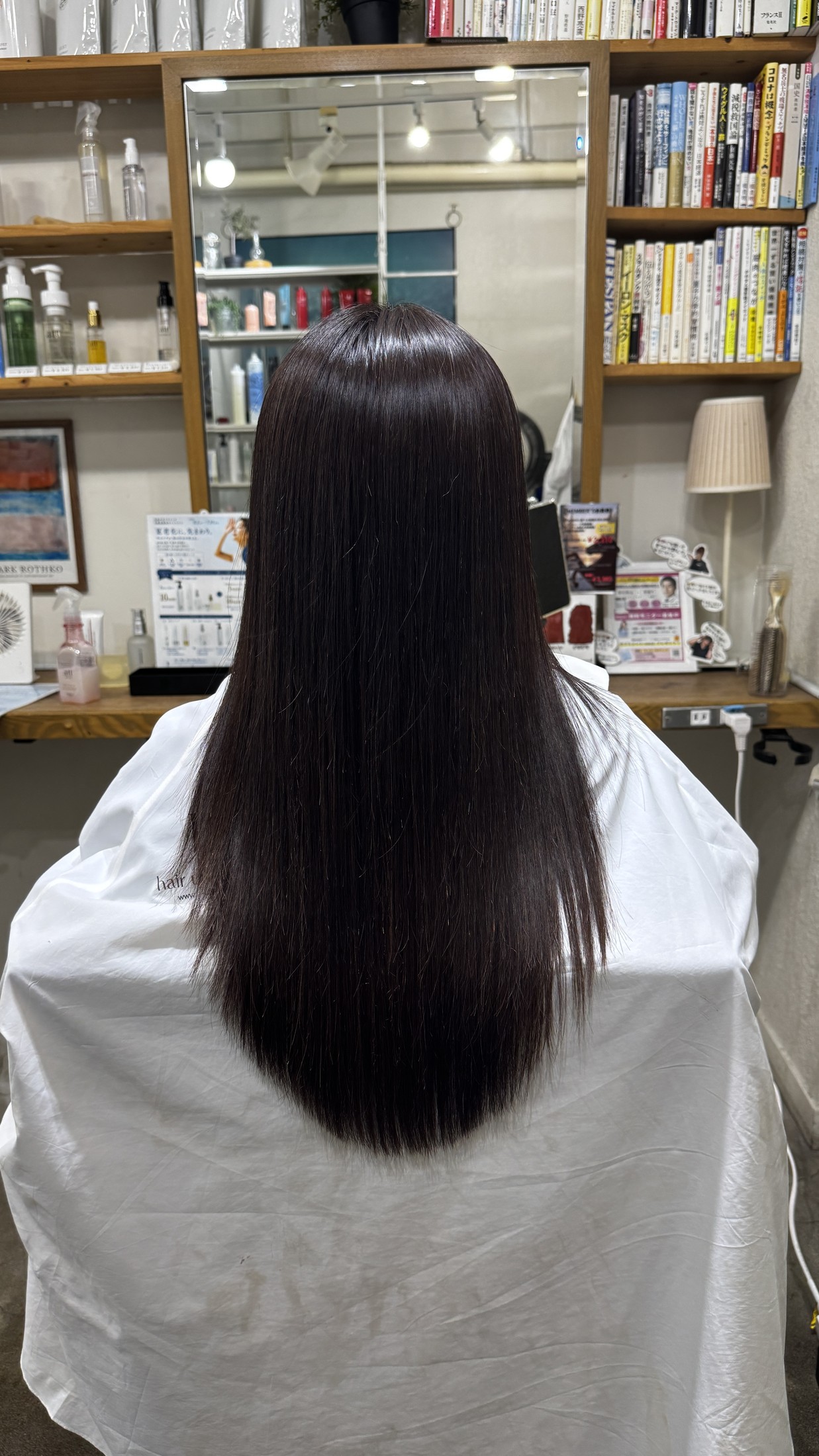 大人ロングを縮毛矯正後に乾かしただけで面と艶が整った状態