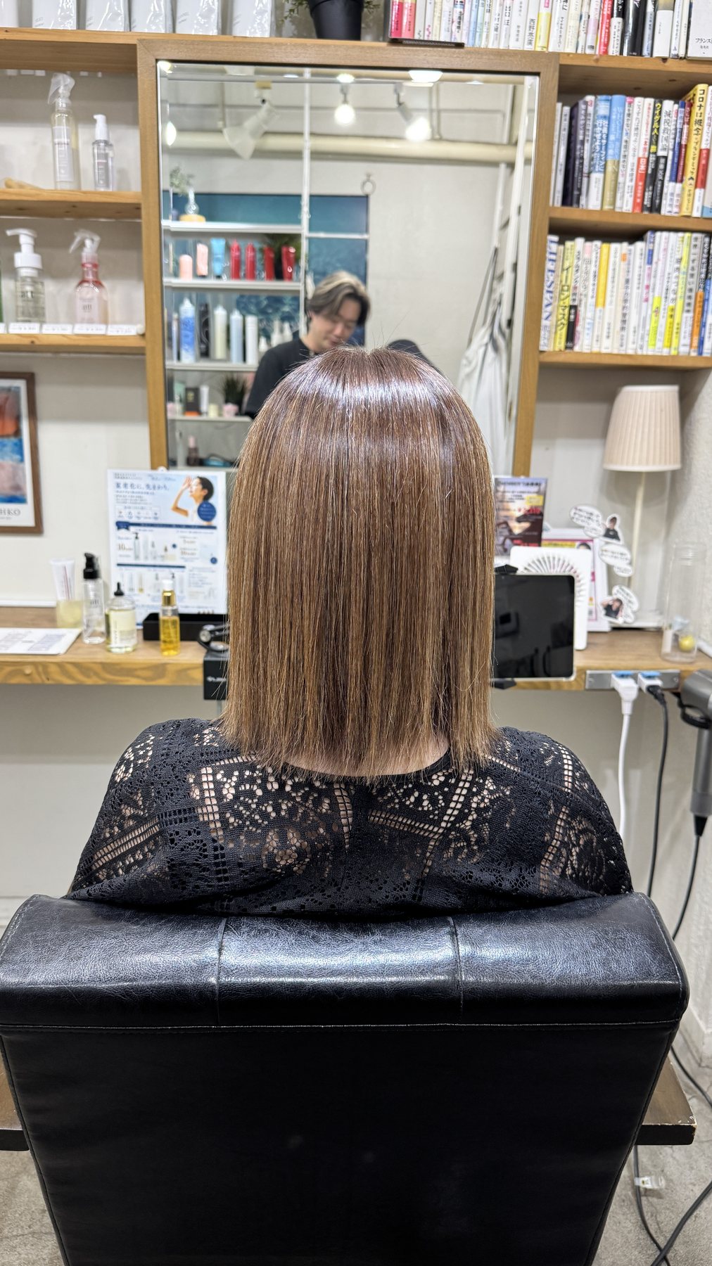白髪ぼかしハイライト履歴がある髪を縮毛矯正で艶のあるミディアムボブに整えた仕上がり