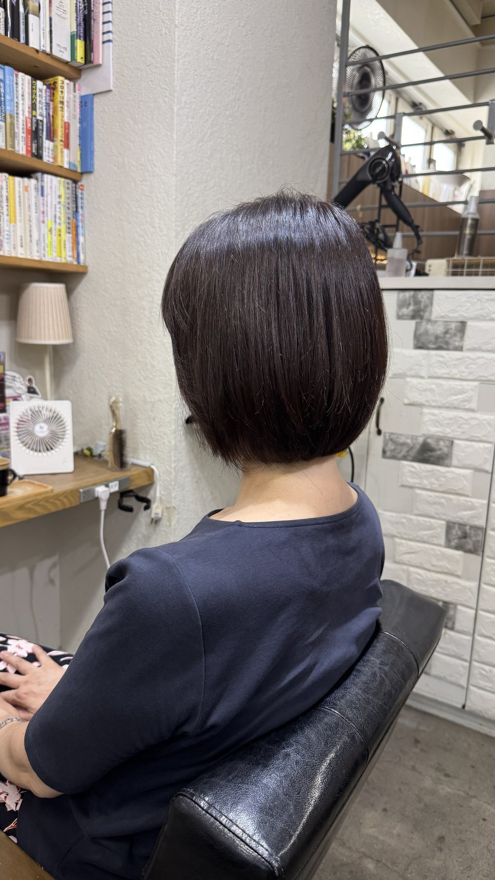 縮毛矯正後も毛先が硬くなりすぎず自然に丸く収まるボブの横後ろシルエット