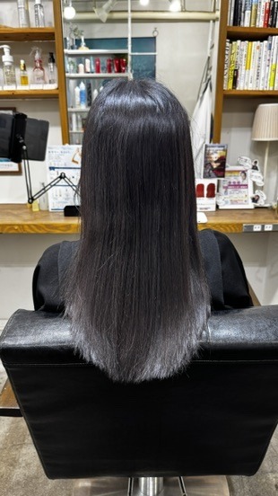 縮毛矯正から1ヶ月後でも艶とまとまりが残っている黒髪ロングの来店時