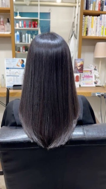 カットとトリートメント後に黒髪ロングの艶と毛先のまとまりが整った仕上がり
