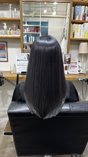 縮毛矯正後1ヶ月メンテナンスでロングヘアの毛先ラインを整えた後ろ姿