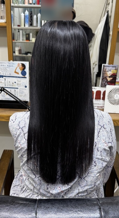 縮毛矯正を延期しブライトネストリートメントとカラーで艶を整えた黒髪ロングの仕上がり