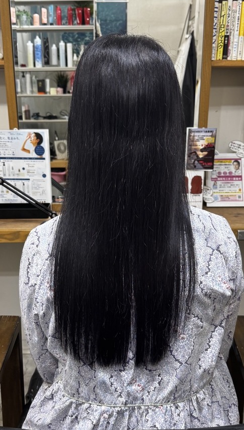 前回縮毛矯正から約3ヶ月後の黒髪ロングで根元のクセと表面のパヤつきが気になり始めた状態