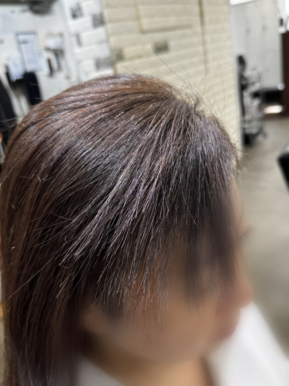 前髪の根元にクセが残り、毛先だけ強く効いてまとまりにくくなっている施術前の写真