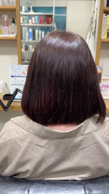 強いクセと表面のポヤポヤがある縮毛矯正前のボブ