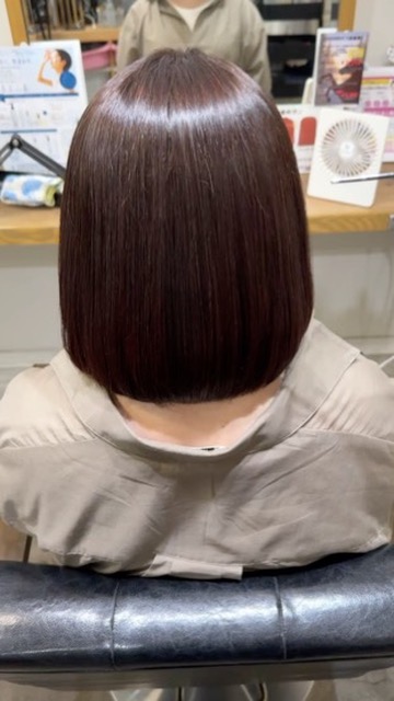 強いクセを縮毛矯正で整えブラウンカラーで艶が出たボブ