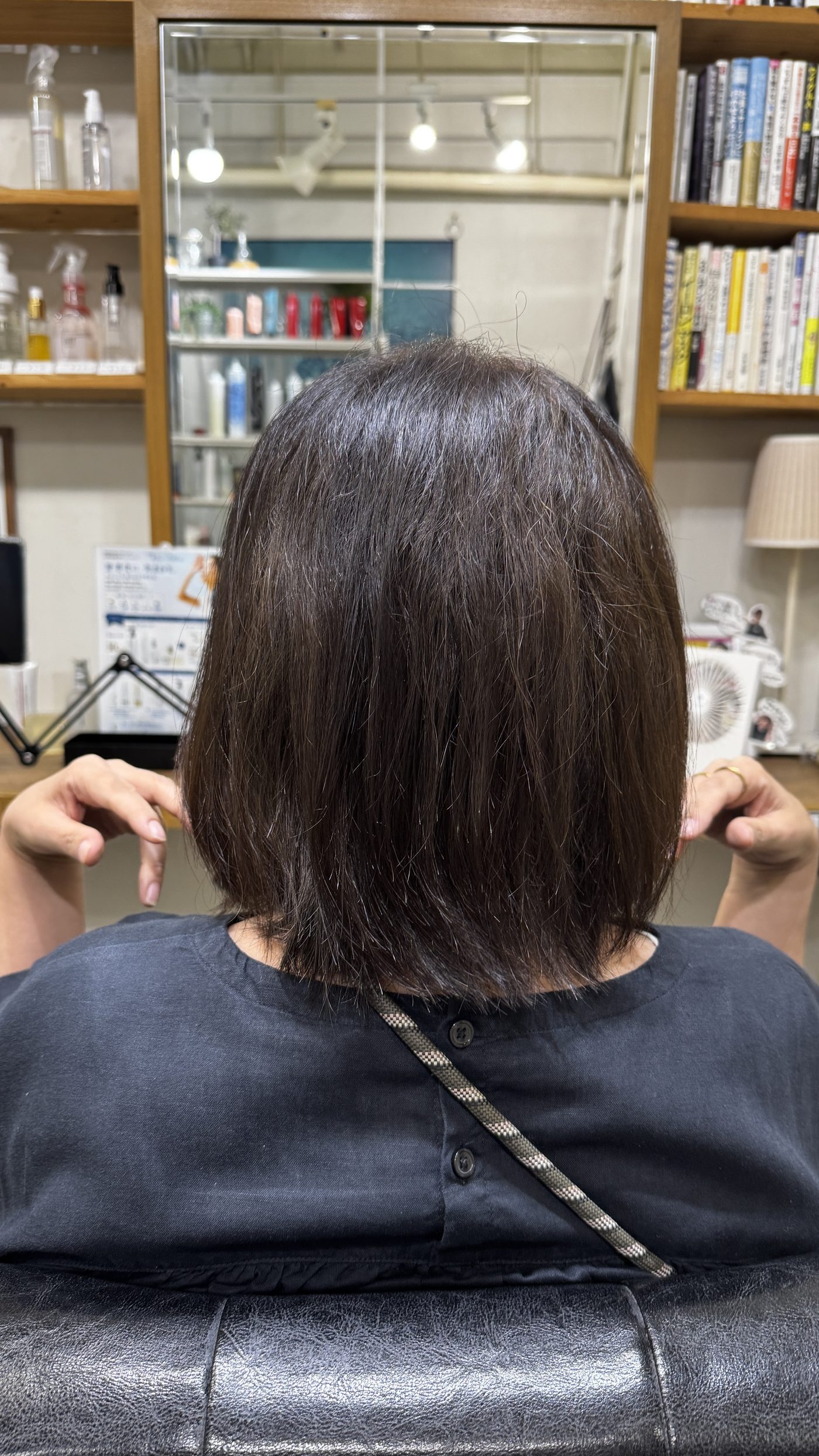 強いクセと多毛で表面のパヤつきと広がりが出ているボブの施術前