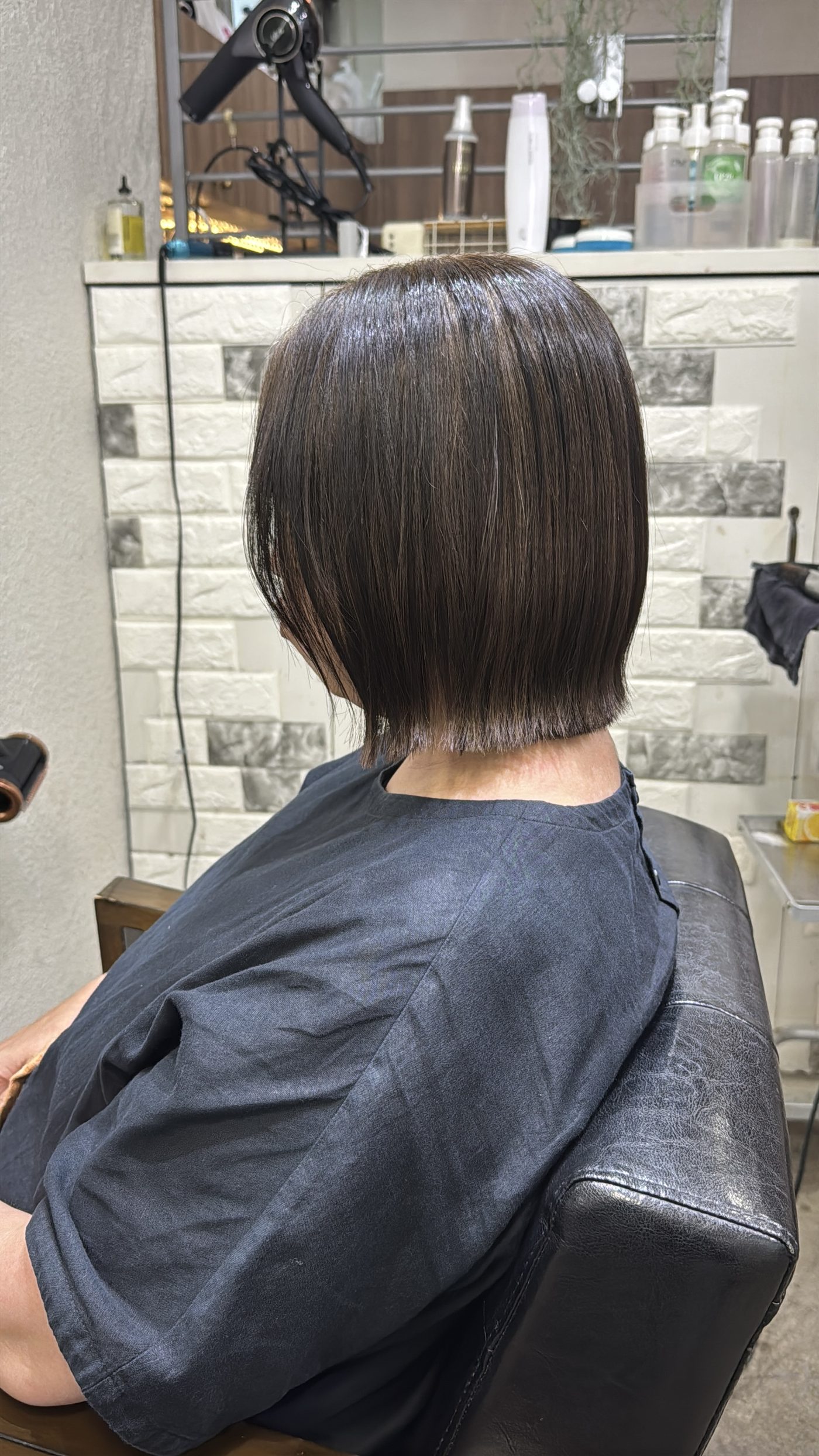 縮毛矯正とカットで首元に収まる短めボブに仕上げた後ろサイド