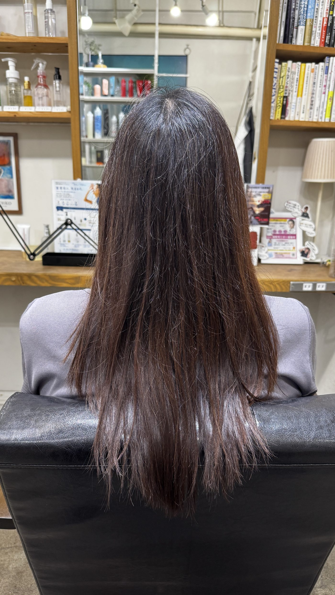 縮毛矯正履歴があり表面にパヤつきが出ているロングヘアの施術前