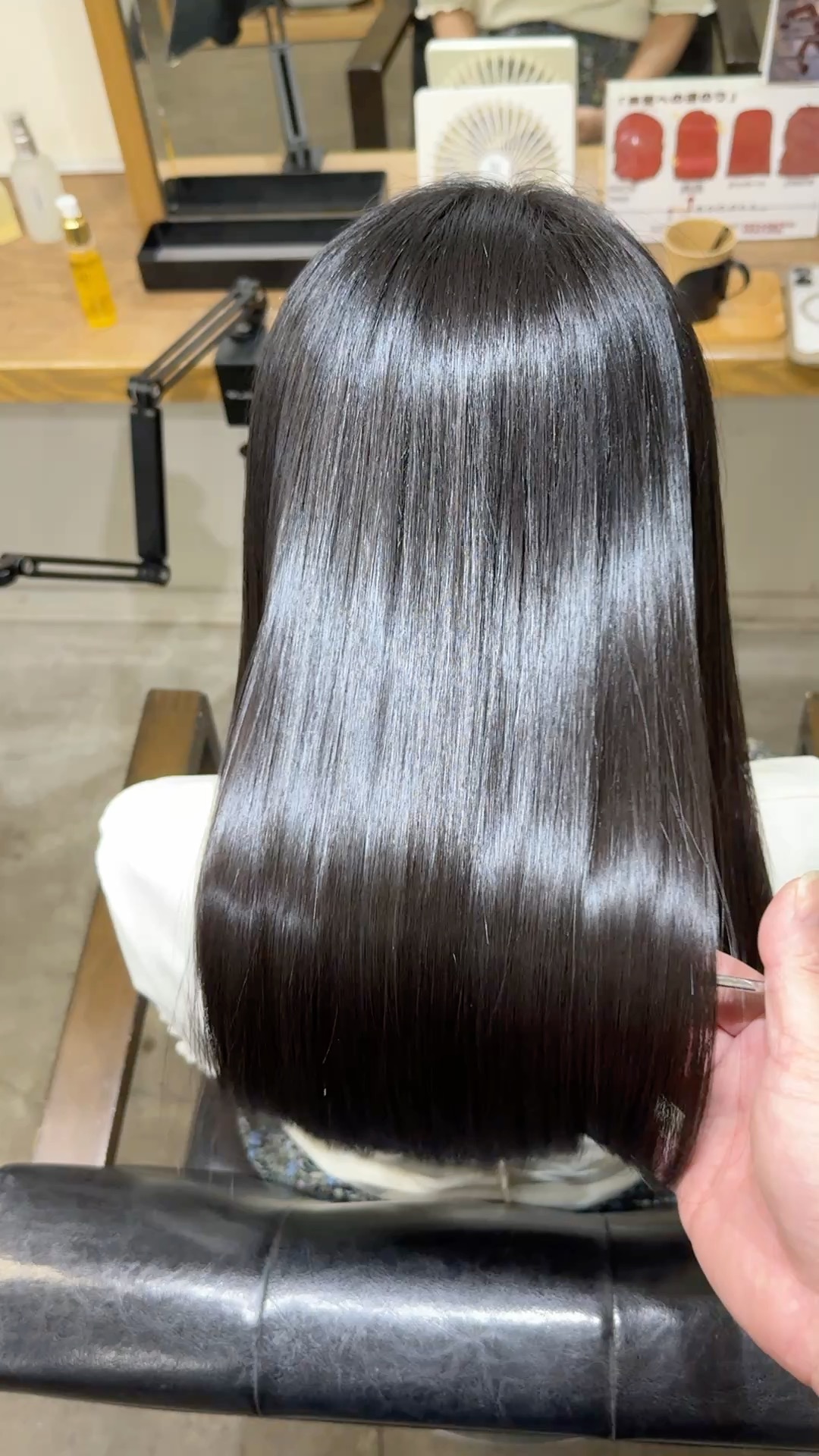 赤みを抑えた暗髪ロングをアイロンで整えた最終仕上がり